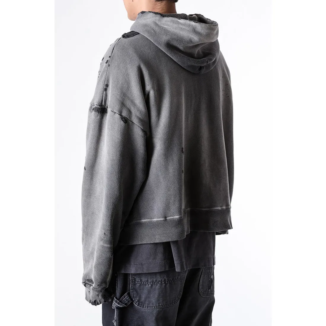 SAINT Mxxxxxx DBL FACE ZIP UP HOODIE/CHARCOAL Double-layer destroyed waffle zipper jacket, washed black S-XL, a style that has been used in the summer. After continuous fine polishing, it has finally been shipped. The finished product is simply a work of art. Super heavy washing to make the weather look old. Multiple water fades. Excessive manual wormhole damage processing. Deconstruction and reorganization embroidery technology. Custom-made zipper with LOGO. The color details of the zipper webbing are also correct. Original grade fruit main label and wash water label. Top purchasing grade. A layer of waffle fabric is added to the inner lining to make the overall texture stronger and increase the comfort and warmth of the wearer.